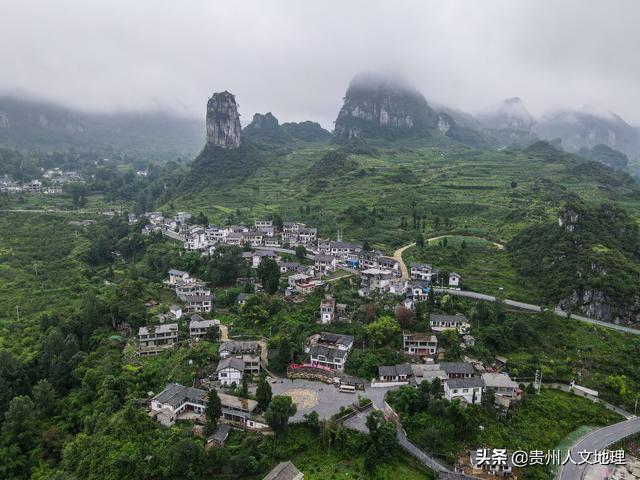 这是在贵州毕节市纳雍县化作乡拍摄的枪杆岩村.