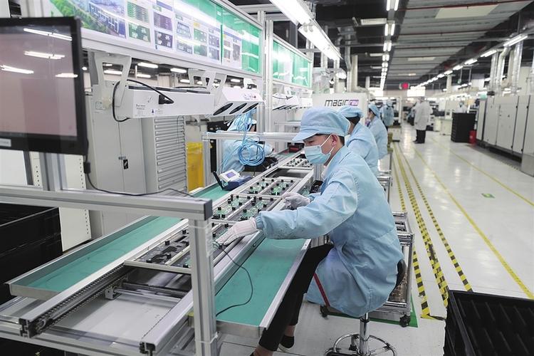 2月26日,在相城区一家电子元器件公司,生产车间工人正在忙碌.
