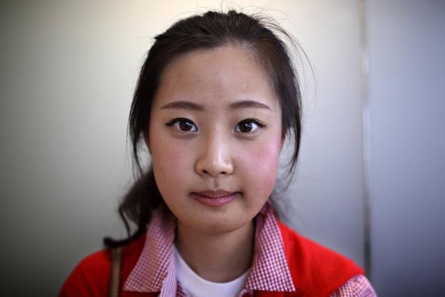 韩国女孩为整容不惜承受巨大痛苦,妈妈心疼孩子失声痛哭