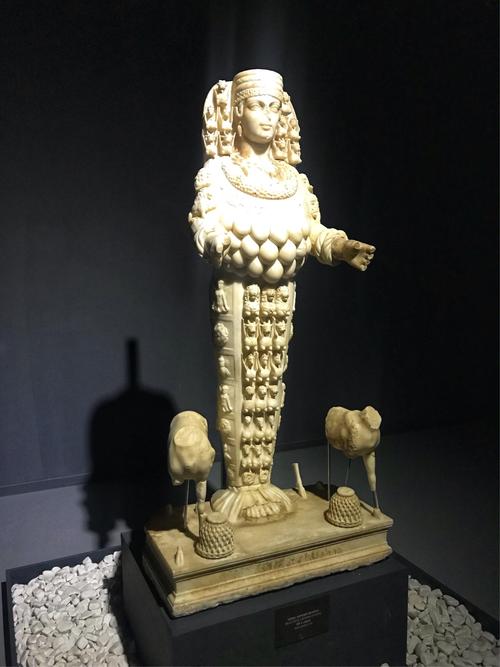 乳房众多的阿尔忒弥斯女神雕像