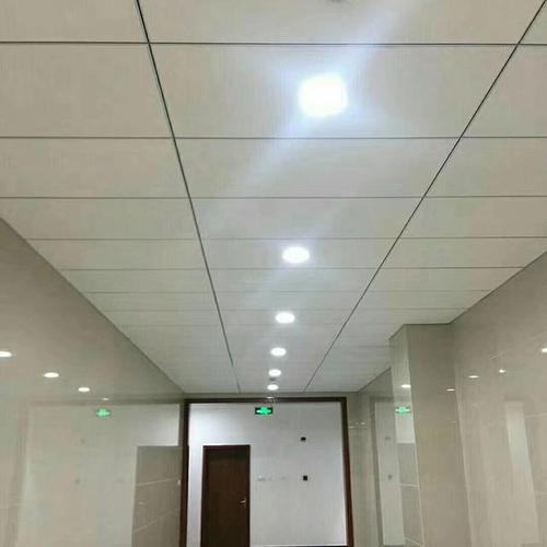 玻纤天花板是一种使用玻璃纤维增强的石膏板材制成的天花板材料.