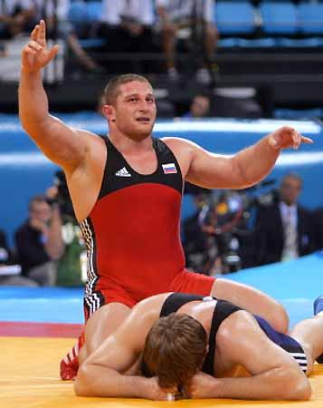 8月25日,在奥运会摔跤男子古典式120公斤级比赛中,俄罗斯选手巴罗耶夫