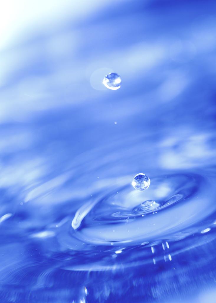 蓝色水滴,水滴从池中弹跳