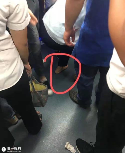 高峰期的一号地铁线乘客鞋怒被踩掉
