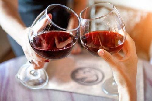喝红酒的时候干杯的这两个技巧你掌握了吗?