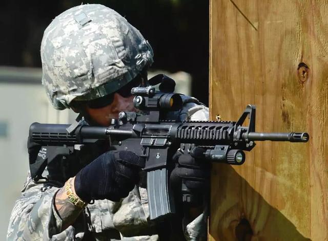 制式突击步枪拥有多种改进型号性能先进已成为美军标配