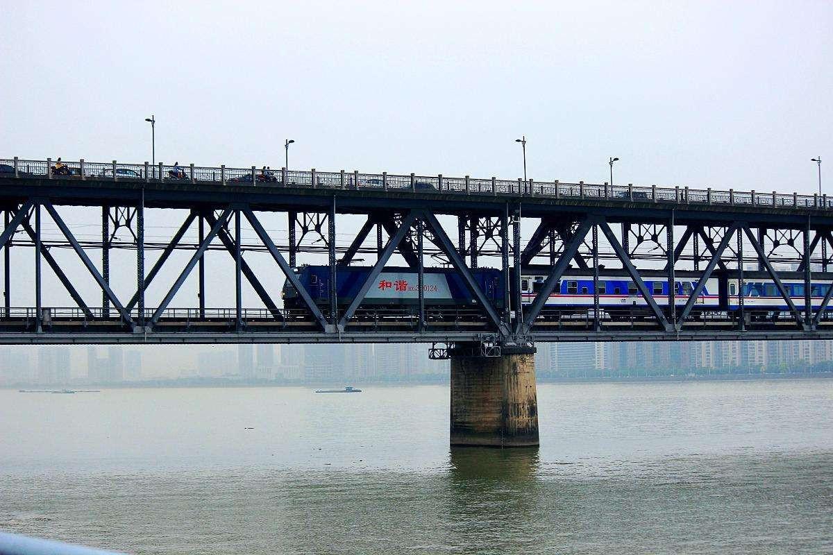 中国寿命最短的桥通车三个月就报废设计师含泪亲手将其炸毁