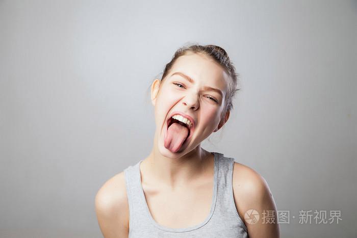 年轻漂亮的女人伸出舌头