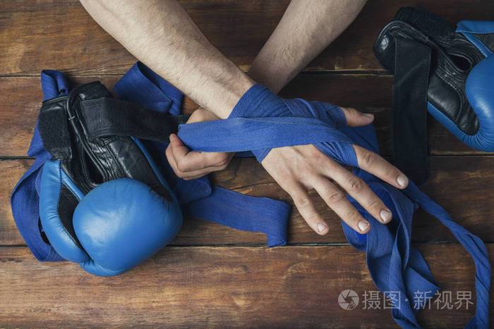 拳击比赛前在木制背景下录制时的手拳击训练或格斗训练的概念平放俯
