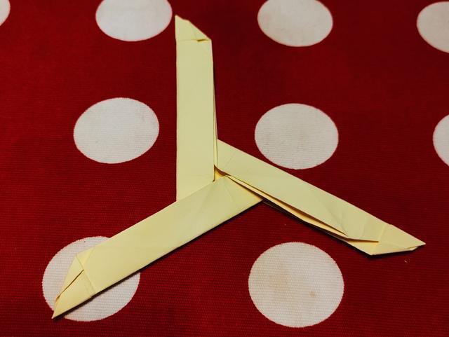 今天是我周末陪娃折纸分享的第五周,今天要分享的主题是三角回旋镖.
