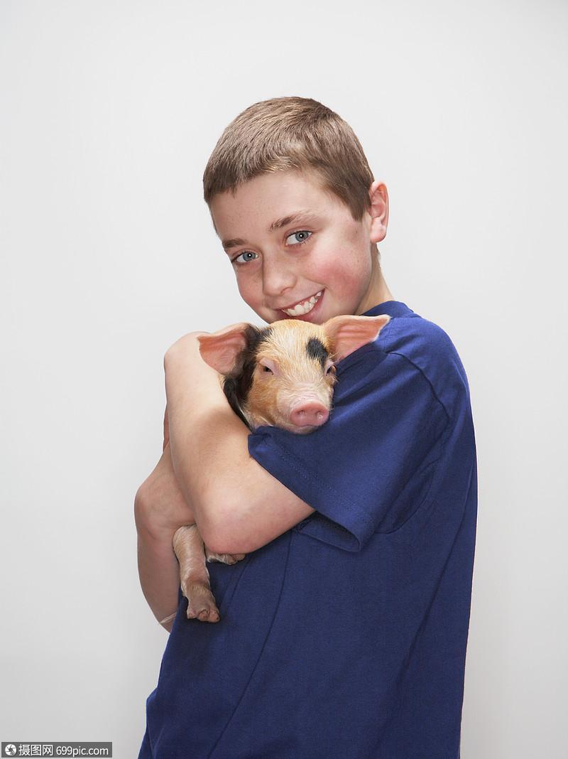 抱着小猪的男孩