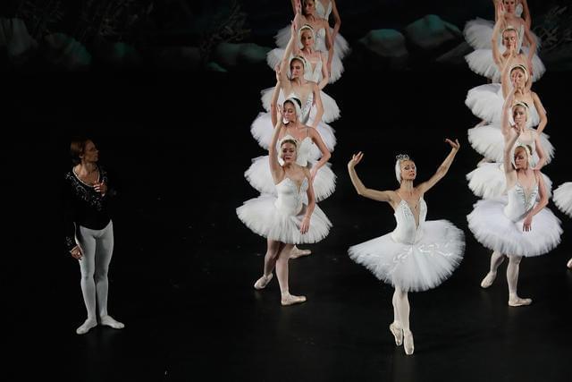 俄罗斯天鹅舞动情上演"足尖上的艺术",脚底竟然另有玄机