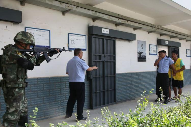 东川区组织开展在押犯暴狱事件反恐应急处置演练