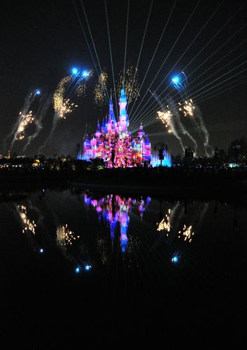 一到夜晚奇幻童话城堡华丽变身,用令人惊叹的特效和迪士尼的神奇点亮