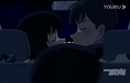 佐藤和高木在车上情不自禁,差点在车辆行驶中接吻(高木是司机).