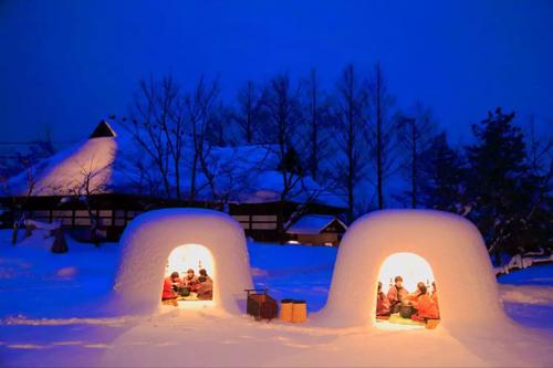在市内的4座雪洞会场,制作上百座的雪屋.