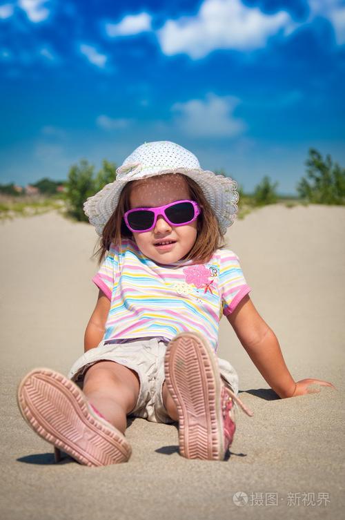 可爱的小女孩在沙滩上