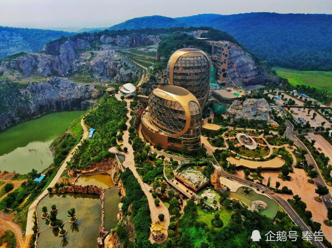 南京蜂巢酒店背靠老山充分利用生态环境将两座石山雕刻成了狮山