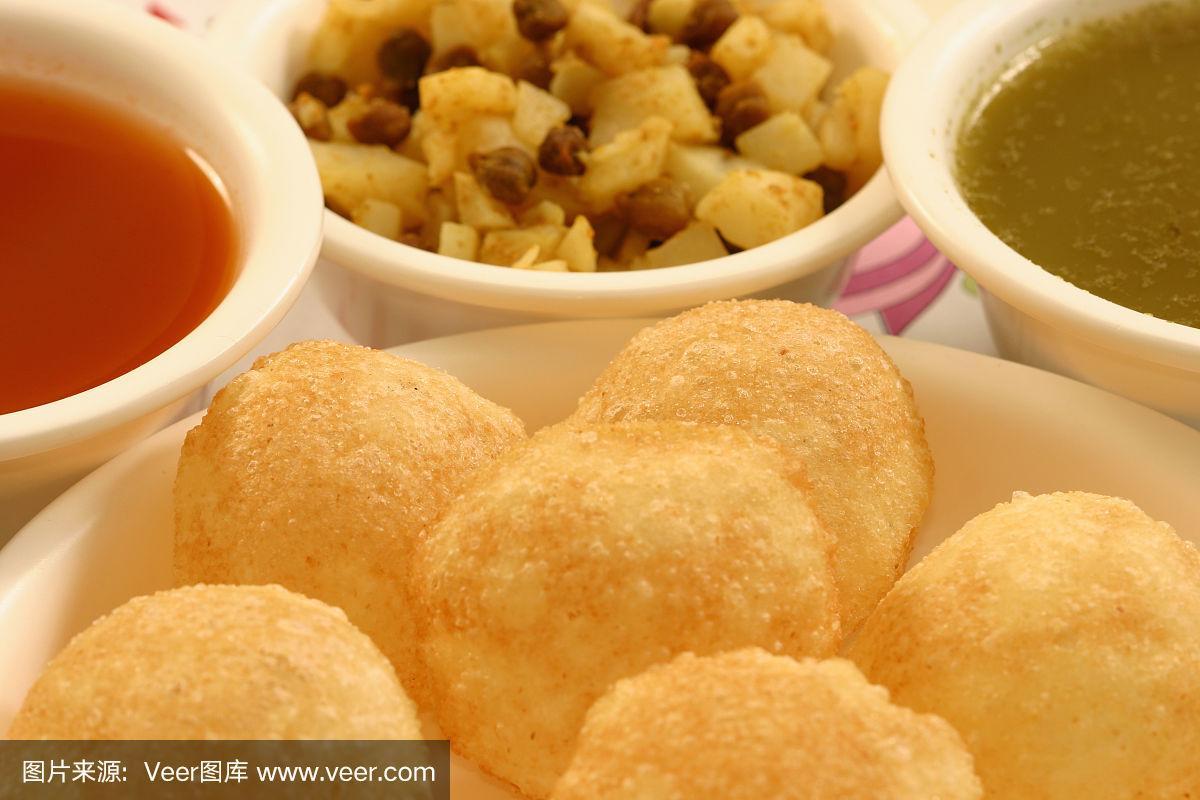 panipuri是一种受欢迎的印度街头小吃
