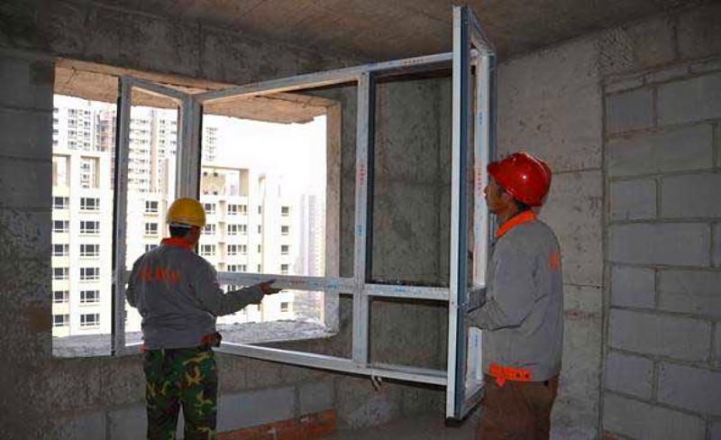 铝门窗外框安装完成后,铝门窗安装人员开始由室外往室内向框体四周