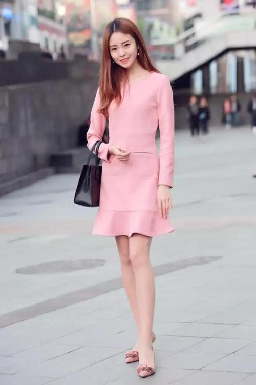 粉色裙子配什么颜色鞋子(粉色裙子搭配鞋子的4种出彩方式)-七暖网