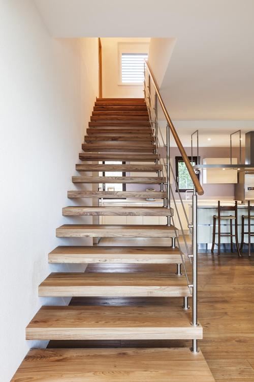 现代阁楼楼梯视图螺旋楼梯和现代3d渲染客厅灯火通明的楼梯有木制台阶