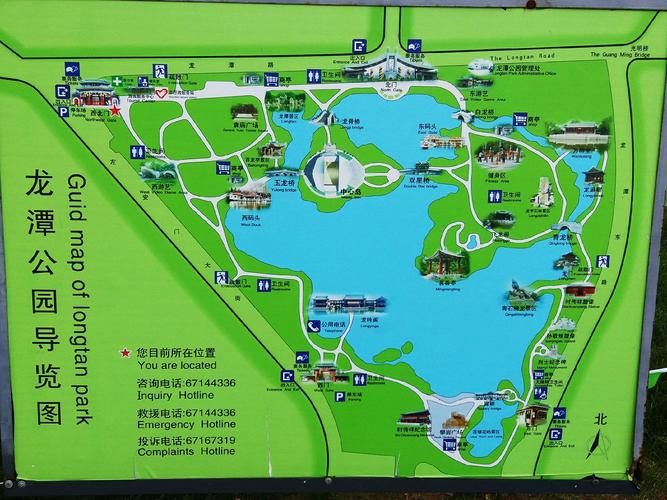湖与龙须沟成首尾之势,故著名建筑学家梁思成教授为其取名为龙潭公园