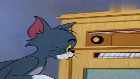猫和老鼠:杰瑞喜欢看报纸听音乐,可汤姆不喜欢,太吵了!