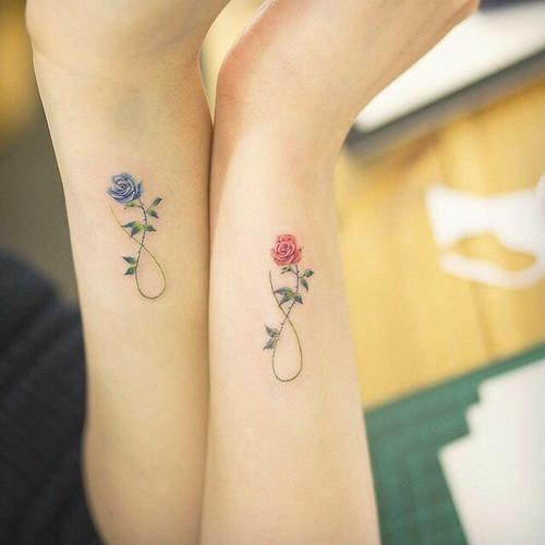 适合情侣的手腕小清新花朵纹身刺青
