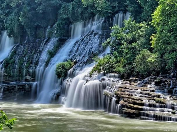 中国拥有众多壮丽的自然风景,其中瀑布是其中之一.