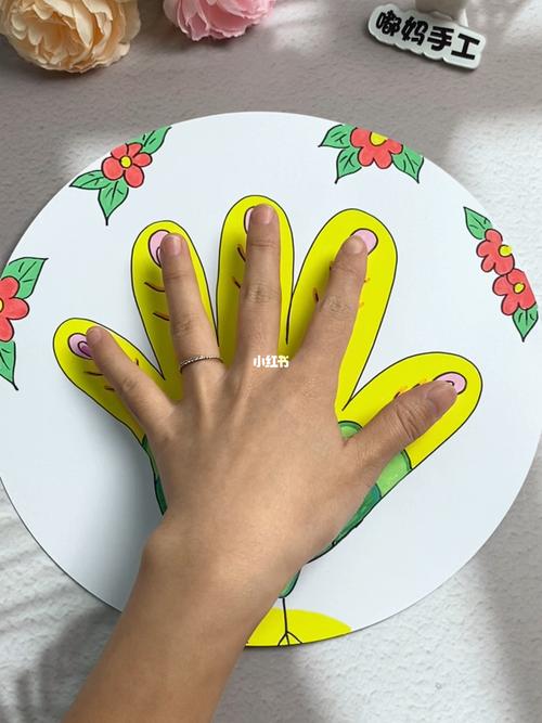 手掌变孔雀,简单到有手就能学会的#手掌画 #幼儿园手工 #儿童画