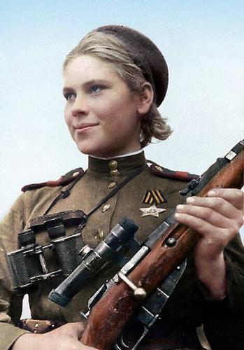 1/6 一组彩色照片展现了"二战"期间部分著名的苏联女战士形象,包括杀