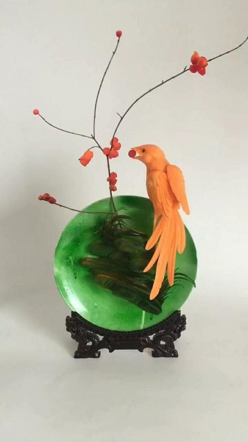 这只小鸟是用胡萝卜雕刻出来的,感觉还是蛮不错的