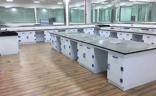 从外观上来看,万致中央实验台就是用于实验室的一种桌子,取代普通桌子