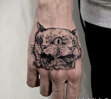 手背黑色惊人的双头猫纹身图案