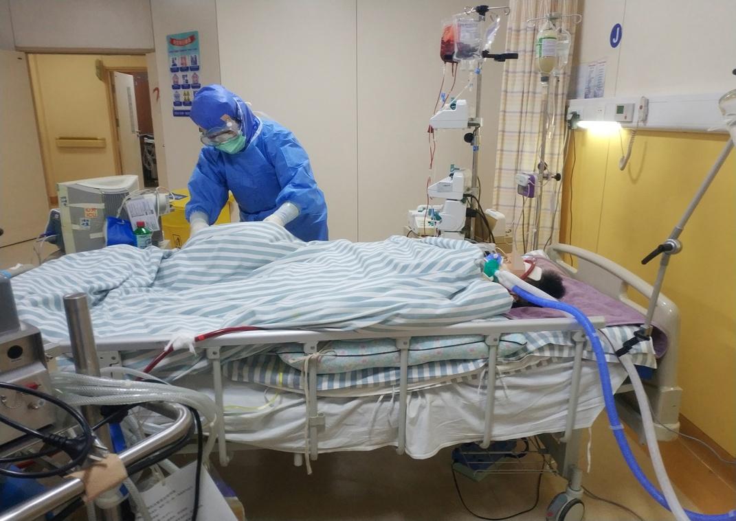2月2日,吉大一院感染科隔离病房,医生正在全力抢救一名危重患者 摄影
