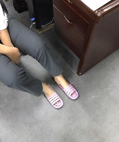 财务办公室员工穿拖鞋上班