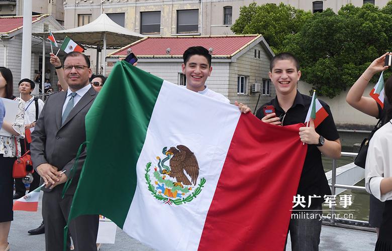 墨西哥两位小朋友手举着一面墨西哥国旗,欢迎"夸乌特莫克"号风帆训练
