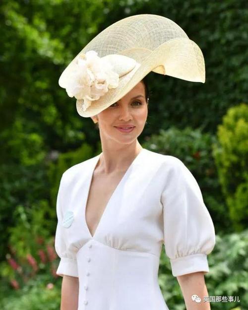 英国皇家赛马会变帽子大会姑娘们穿盛装戴礼帽争奇斗艳好热闹