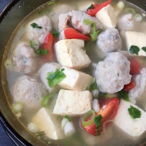 豆腐鱼丸汤,营养丰富,汤鲜味美