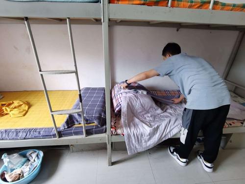 禹州高中高一年级开展学生宿舍内务整理活动