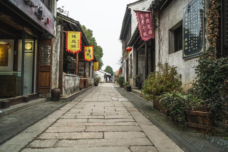 无锡南长街旅游攻略 无锡南长街,位于江苏省无锡市梁溪区,是一个历史