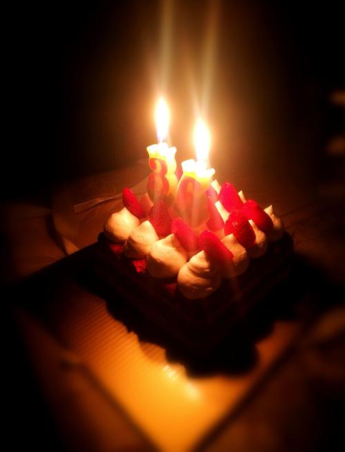 生日蛋糕,烛光里的妈妈.