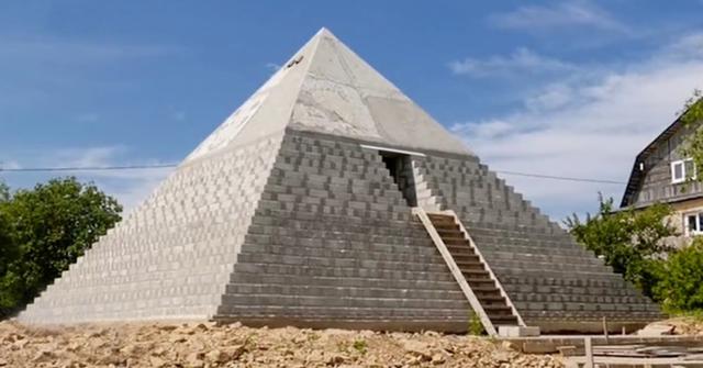一对俄罗斯夫妇在自家后院建造了巨大的金字塔复制品