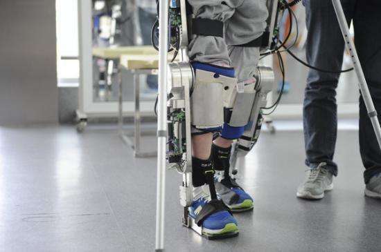 中国自主研发外骨骼机器人截瘫患者穿上可自如行走