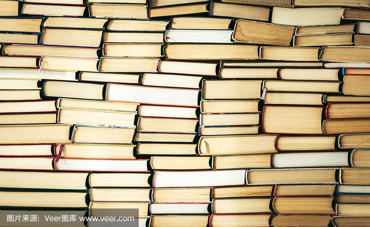 书籍背景,打开书本和眼镜在白色的木桌上办公,商业背景为教育学习理念