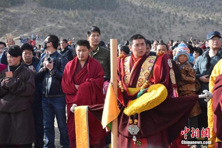 世界藏学府甘肃拉卜楞寺举行晒佛节组图