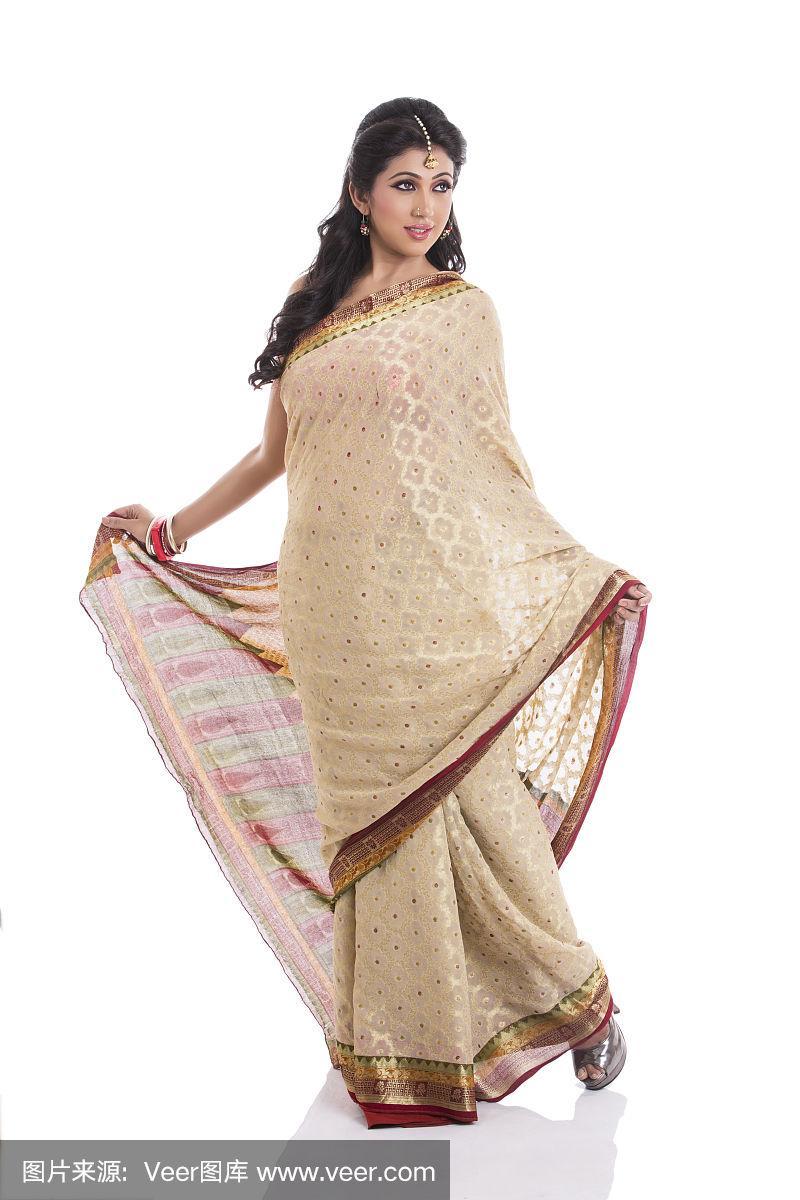 穿着传统印度纱丽的印度女孩