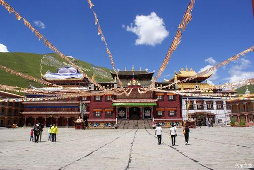 塔公寺是康巴地区藏民朝拜的圣地之一.