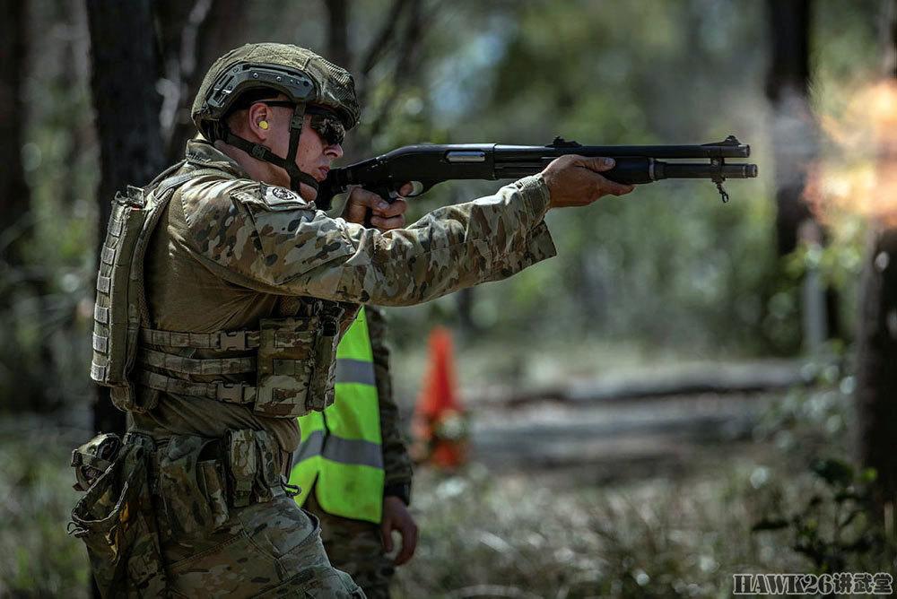 澳大利亚陆军实弹射击训练 雷明顿870霰弹枪考核 女兵丝毫不怯场